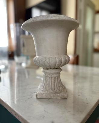 Vaso in gesso fine lavorato a coppa altezza 26cm