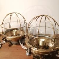 Coppia di lampade nautiche vintage in ottone