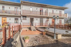 VILLA A SCHIERA A CASTEL SANT'ELIA