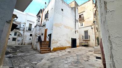 Indipendente con due Appartamenti bivani e Box