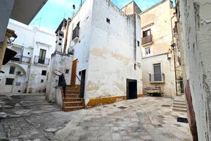 Indipendente con due Appartamenti bivani e Box