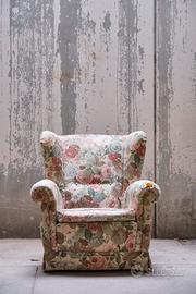GRANDE POLTRONA CON TESSUTO A FIORI