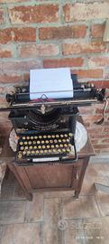Macchina da scrivere antica 