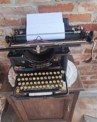Macchina da scrivere antica 