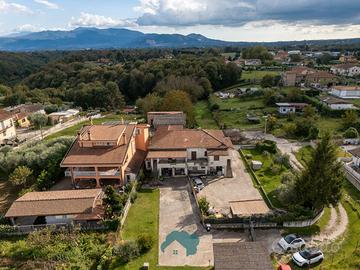 Villa bifamiliare divisibile in due unita'