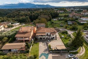Villa bifamiliare divisibile in due unita'