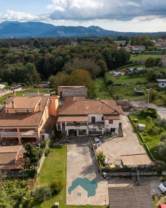 Villa bifamiliare divisibile in due unita'