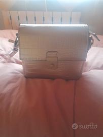 Borsa rigida a tracolla, colore oro. 