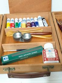 Cassetta in legno con colori a tempera e altro 