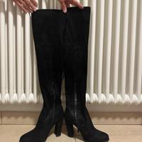 Stivali al ginocchio neri in camoscio