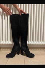 Stivali al ginocchio neri in camoscio