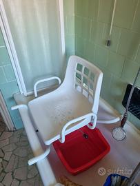 Sedia girevole disabili per vasca da bagno.