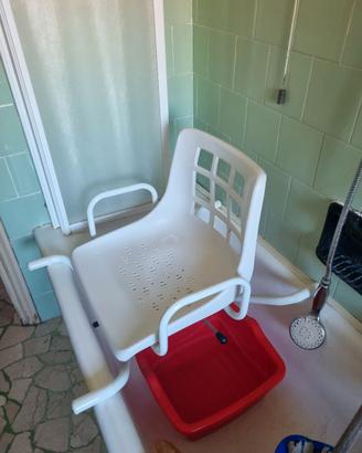 Sedia girevole disabili per vasca da bagno.