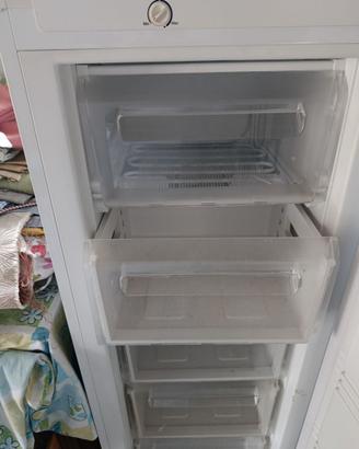 congelatore verticale a cassetti