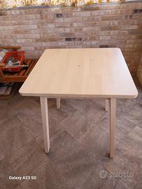 tavolo in legno 74x74 molto stabile e resistente. 
