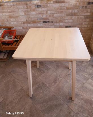 tavolo in legno 74x74 molto stabile e resistente. 
