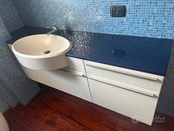 Mobile bagno blu con lavandino