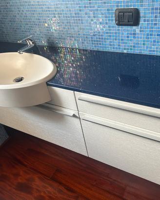 Mobile bagno blu con lavandino