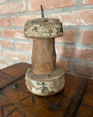 Antico porta candele in legno