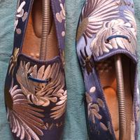 Mocassini di seta ricamata a mano e cuoio