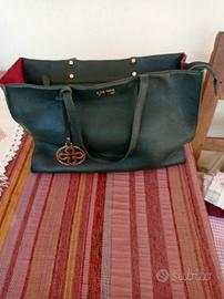 borsa di color verde scuro 