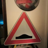 Cartello stradale pericolo Dosso