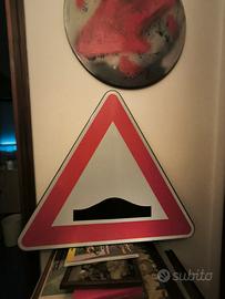 Cartello stradale pericolo Dosso