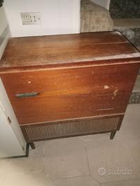Radio con giradischi vintage della Grundig