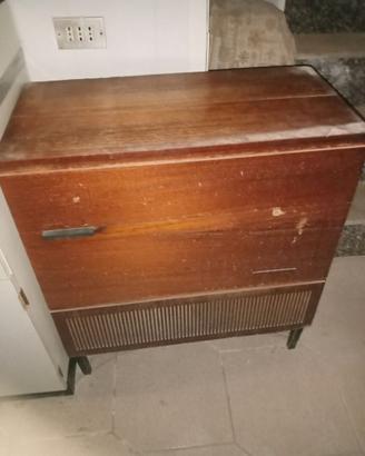Radio con giradischi vintage della Grundig