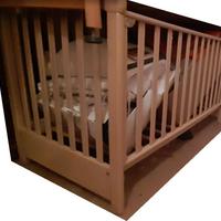 Lettino in legno chiaro