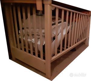 Lettino in legno chiaro