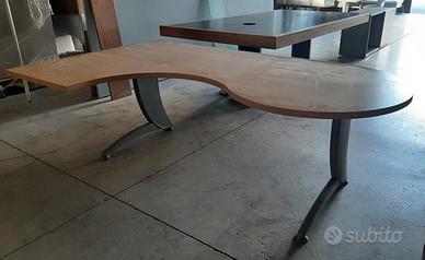 scrivania ad angolo sagomata 