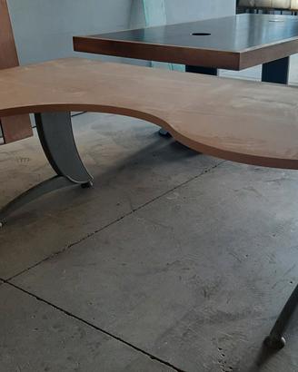 scrivania ad angolo sagomata 