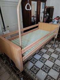 Letto ospedaliero elettrico con sponde e alzamani