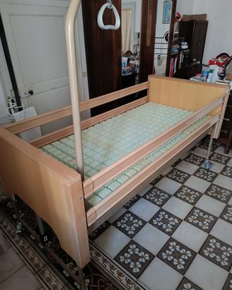 Letto ospedaliero elettrico con sponde e alzamani