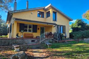 Rustico / Casale di 246 m² con più di 5 locali a M