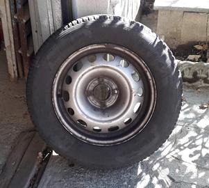 4 Pneumatici invernali 205 65 R15 con cerchio