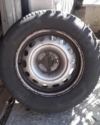 Gomme invernali 205 65 R15 con cerchio