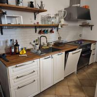CUCINA LINEARE CON ISOLA ED ELETTODOMESTICI