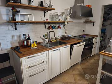 CUCINA LINEARE CON ISOLA ED ELETTODOMESTICI