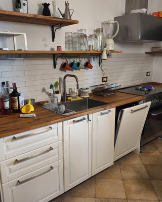CUCINA LINEARE CON ISOLA ED ELETTODOMESTICI