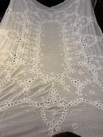 Tovaglia bianca ricamata con 12 tovaglioli