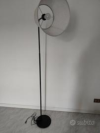lampada da terra con lampadina smart 
