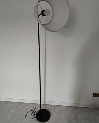 lampada da terra con lampadina smart 
