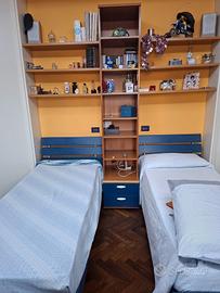 cameretta a due letti con scrivania