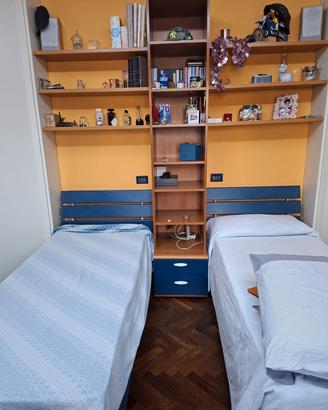 cameretta a due letti con scrivania