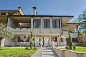 Villa di 400 m² con più di 5 locali e box auto dop
