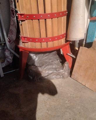 Attrezzi per vino :Torchio, Tini e Sgranagrappoli 