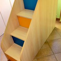 Cassettiera scala colorata in legno