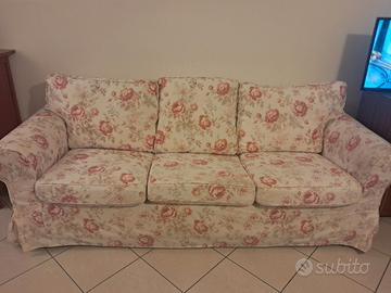 Divano fiorato Erktop sedie e tavolo 
